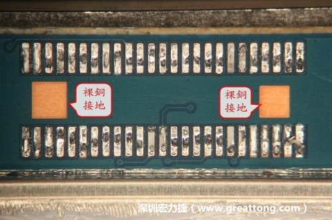 把板對板連接器全部移除，發(fā)現(xiàn)其下方板子共有兩個裸銅的方形設(shè)計。