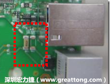 有人認為電容旁邊已經(jīng)有螺絲將電路板固定于機殼上了，不應該發(fā)生電路板彎曲的現(xiàn)象才對。
