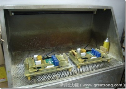使用噴涂(Spraying)方式作業(yè)conformal coating時(shí)，需設(shè)備抽真空的設(shè)備，否則噴涂的物質(zhì)會(huì)飄散到空氣當(dāng)中，影響人體的健康。