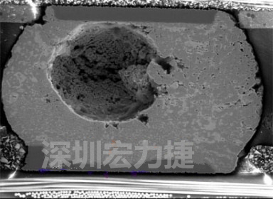 錫球氣泡大到足以影響到焊接的品質(zhì)，下圖是錫球切片后的剖面，可以很明顯看到氣泡已經(jīng)有錫球的 1/3 大了