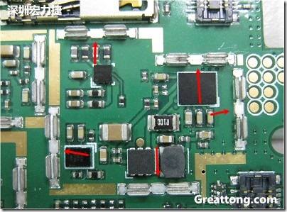 圖中顯示一塊電路板使用這種屏蔽夾(shielding clip)的實(shí)例?；旧衔覀?cè)趶澖堑牡胤蕉荚O(shè)計(jì)擺放了一個(gè)屏蔽夾，這樣可以讓作業(yè)員比較方便安裝屏蔽罩(shielding can)時(shí)的對(duì)位準(zhǔn)確。然后在其他沒(méi)有屏蔽夾的地方也設(shè)計(jì)了一些接地的布線，一來(lái)可以稍微提升屏蔽罩的電磁隔絕能力，另一方面也可以為屏蔽夾無(wú)效時(shí)，馬上可以更改為屏蔽框，而無(wú)需要重新設(shè)計(jì)電路板。
