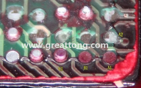 下圖是紅墨水測試后將PCB板子拿回來側(cè)一個角度拍攝的照片，就可以很清楚的看到錫球黏在PCB端，或不在PCB端。