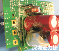 元件選擇不當(dāng)導(dǎo)致大量電流或電壓流經(jīng)電路，將會發(fā)生像這個燒融電容器的損壞情形。