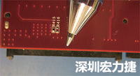 連接器邊緣稍突出于電路板的邊緣。