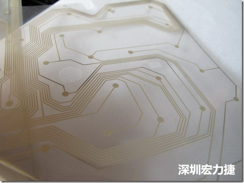 下面第二個(gè)圖則是另一片也有著按鍵線路的PTF，當(dāng)上、下兩面PTF的按鍵結(jié)點(diǎn)互相接觸后就可以計(jì)算出是哪個(gè)按鍵被按下了?？墒钱?dāng)按鍵沒(méi)有按下時(shí)，上下兩片PTF的線路則是分開(kāi)的，所以上圖那片PTF的線路上面其實(shí)還另外覆蓋了另一層透明的PET作為絕緣層，只露出了需要在鍵盤(pán)按下時(shí)才會(huì)碰觸的接觸點(diǎn)，因?yàn)檫@些材質(zhì)使用的都是Polymer，所以才撐這樣的技術(shù)為Polydome(聚合簧片)。