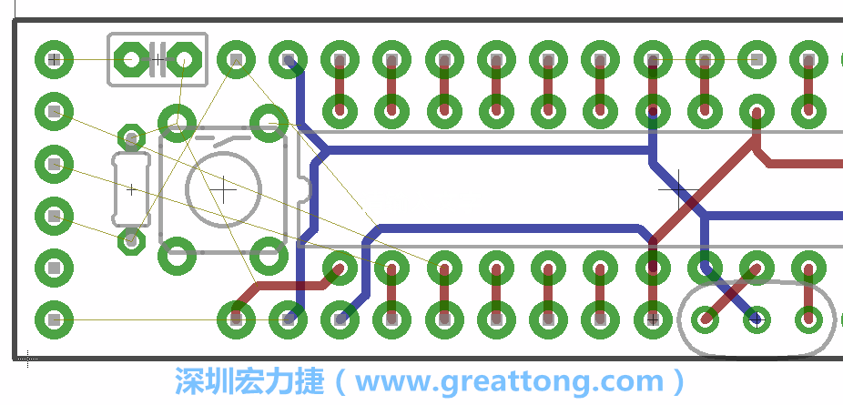 到目前為止，你應(yīng)該只剩下四個(gè)部分還未進(jìn)行布線，10K重置上拉電阻器、重置電容和1×6的序列排針。