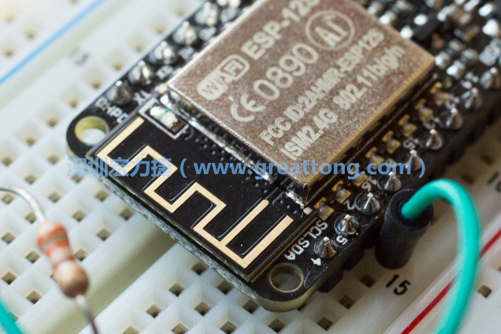 Adafruit Feather板上的無(wú)線電天線。