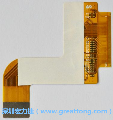 FPCB并非可無(wú)限制撓曲，為避免過(guò)度撓曲拉扯造成銅箔斷裂，一般在較長(zhǎng)條型板材會(huì)貼附補(bǔ)強(qiáng)貼片。