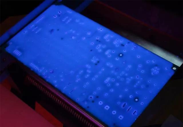 經(jīng)過涂覆工藝后的PCB，在紫光燈下的拍攝效果，原來coating也可以這么美！