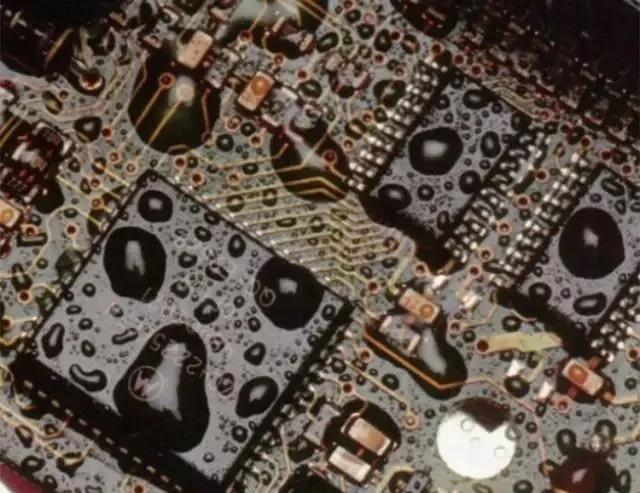 經(jīng)過涂覆工藝后的PCB，在表面形成透明的保護(hù)膜，能有效防止水珠和潮氣侵入，避免漏電和短路。