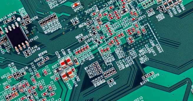 你能在這個復(fù)雜的PCB中找到垂直布線嗎？反正我不能
